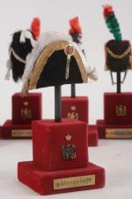 Onze coiffures militaires miniatures
crée par l'Atelier Marcel Riffet d'après les...