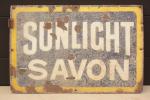 Sunlight Savon
Plaque émaillée à fond bleu.
61 x 92 cm (frottée)