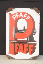 Pfaff
Plaque émaillée à oreilles.
72 x 48 cm. (recoupée aux quatre...