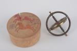 Gyroscope en métal (9,5x7,5 cm)
et une roulette en bois de...