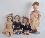 Quatre poupées tête porcelaine accidentées
(habits et perruques) : AM 3600...