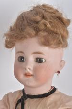 Quatre poupées tête porcelaine accidentées
(habits et perruques) : AM 3600...