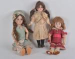 Trois poupées tête porcelaine : 
type Flesichmann taille 0, corps...