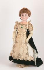 Belle et grande poupée Lady en costume de soirée
tête porcelaine...