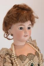 Belle et grande poupée Lady en costume de soirée
tête porcelaine...