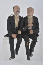 Deux personnages assis 
représentant Georges Clémenceau et Paul Deschanel (?)....