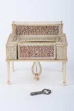Belle boîte à musique de forme piano forte 
en ivoire...