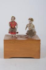 Petite boîte à musique 
attribuée à l'Epée, avec deux poupées...