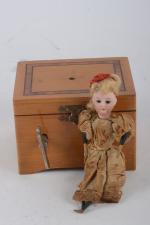 Gisèle, petite boîte à musique
avec poupée danseuse, tête porcelaine, (mécanisme...