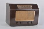 Marconi,
 poste secteur modèle T10A en bakélite brune de forme...