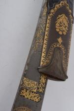 Sabre ottoman, dit qilidj.
Poignée en crosse, à plaquettes de corne...