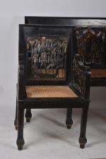 Mobilier de salon 
en bois noirci d'inspiration égyptienne, à motifs...
