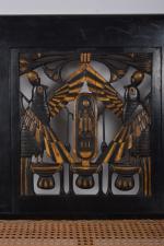 Mobilier de salon 
en bois noirci d'inspiration égyptienne, à motifs...
