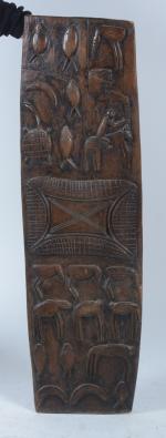 Afrique
Panneau de bois sculpté en bas-relief d'animaux et d'un cavalier
114...