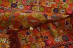 Grande tenture Suzani à décor multicolore de fleurs et motifs...