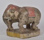 Asie
Eléphant attrapant un petit animal, en bois sculpté et polychrome....