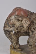 Asie
Eléphant attrapant un petit animal, en bois sculpté et polychrome....