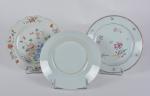 Chine XVIIIe
Trois assiettes en porcelaine à décor polychrome, l'une polylobée....