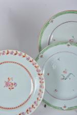 Chine XVIIIe
Quatre assiettes en porcelaine à décor polychrome de fleurettes....