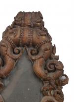 Eléments décoratifs asiatiques
en bois sculpté d'enroulement et de feuillage assemblés...