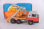 Joustra, camion multi benne
mécanique orange, état grenier, avec une boîte...