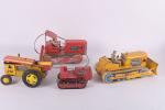 Joustra, 3 engins (usures)
tracteur J12 mécanique, bulldozer jaune lithographié à...