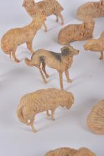 Lot de plus de trente moutons 
en plâtre ou composition.