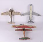 Meccavion, deux avions montés :
biplan mécanique rouge et beige et...