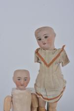 Deux poupées tête porcelaine :
l'une SFBJ moule 60 6/0, habits...