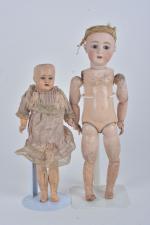 Deux poupées, l'une tête porcelaine Kuhnlenz 44.29
bouche ouverte, yeux fixes...
