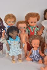 Bella, dix poupées et bébés en caoutchouc
dont quatre avec vert...