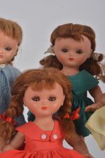 Bella, quatre petites poupées vers 1940-50
avec nattes, yeux mobiles, habits....