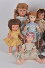 Bella, huit poupées diverses vers 1940-50 :
composition et caoutchouc, habits...