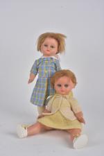 Bella, deux poupées diverses en composition
jambes raides, habits, perruque. 37...