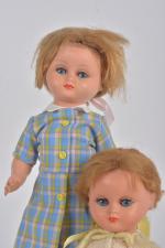Bella, deux poupées diverses en composition
jambes raides, habits, perruque. 37...