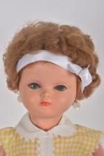 Bella, trois poupées diverses
habits, perruque. 28 à 40 cm.