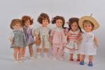 Gégé, six petits poupées en composition
jambes raides, habits et perruque....