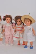 Gégé, six petits poupées en composition
jambes raides, habits et perruque....