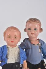 Deux poupées tête pleine en composition modelée
traits peints : un...