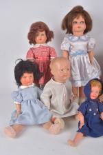 Dix poupées en composition,
habits, perruque. 35 à 60 cm.