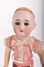 Deux poupées corps semi-articulé
habits d'origine, l'une tête type Fleischmann 3/0,...