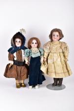 Trois poupées : l'une porcelaine 390n A4M
corps articulé d'origine, habits...