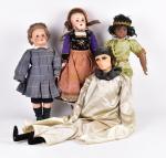 Trois poupées tête carton ou composition,
dont deux début XXème, habits....