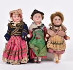 Trois petites poupées tête porcelaine Unis France
l'une yeux bleus dormeurs,...