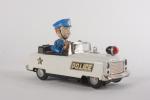 Japon, TN, voiture de police avec policier 
en tôle lithographiée,...