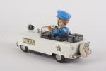 Japon, TN, voiture de police avec policier 
en tôle lithographiée,...