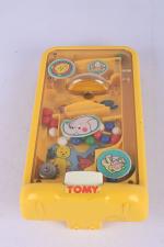 Tomy, flipper pour enfant en plastique jaune 
figurant les animaux...