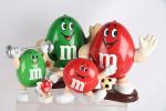 M&M's, mascottes publicitaires en plastique 
dont distributeur, boîtes et divers...