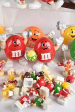 M&M's, mascottes publicitaires en plastique 
dont distributeur, boîtes et divers...