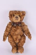 Steiff contemporain, "Gentleman Ben" grand ours
avec collier à grelets, peluche...